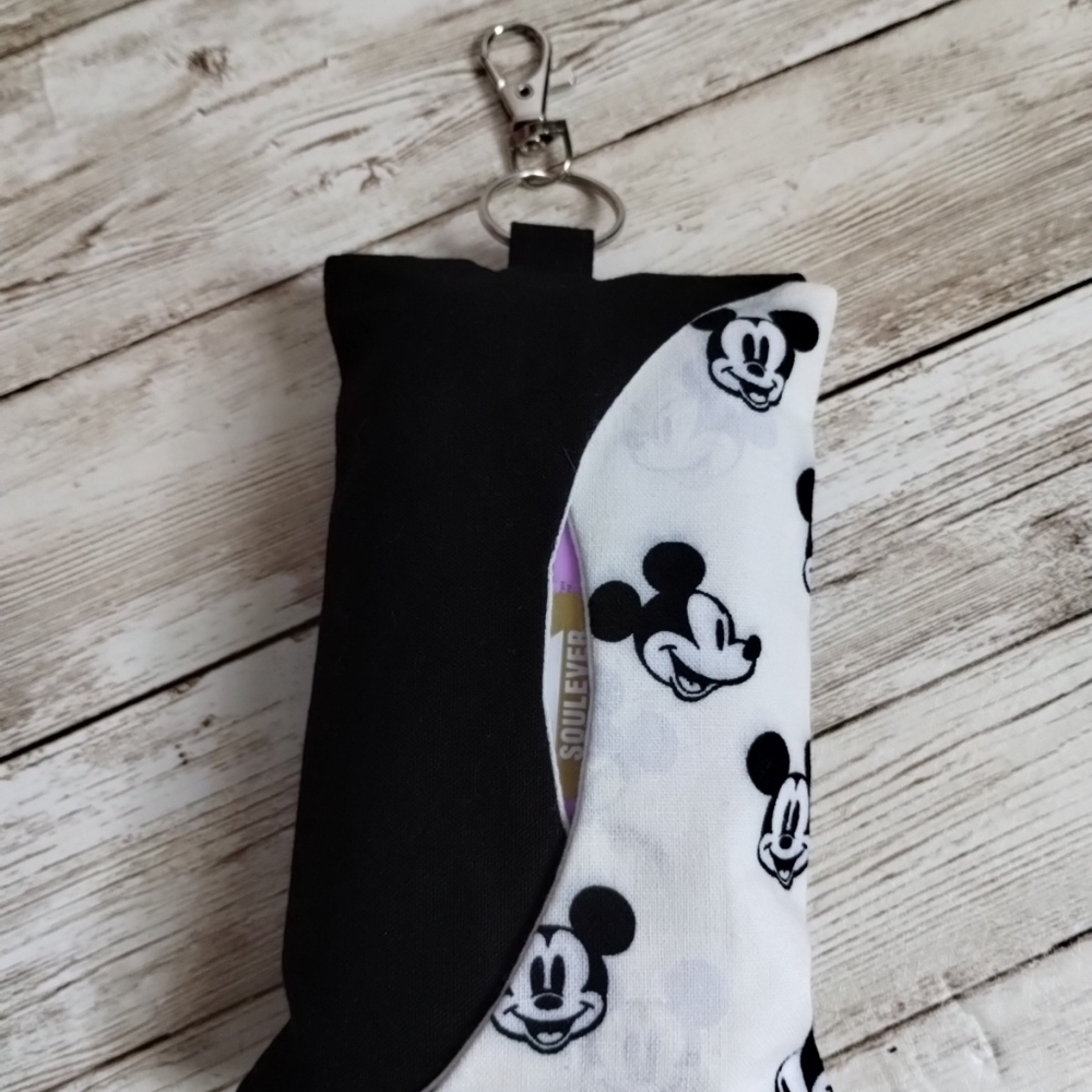 Travel tissue holder with tissues